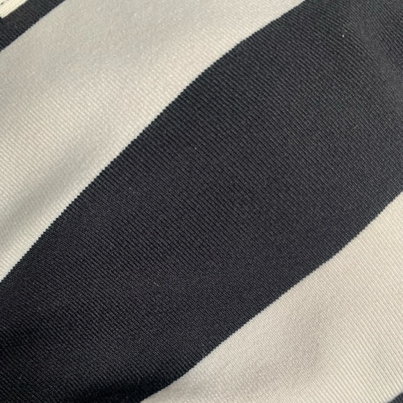 LULULEMON Black & White Horizontal Stripes Flow Y Bra size 4 - Picture 11 of 12